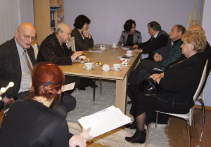 Goście honorowi i jurorzy Konkursu w pokoju dyrektora szkoły Jolanty Swiryd